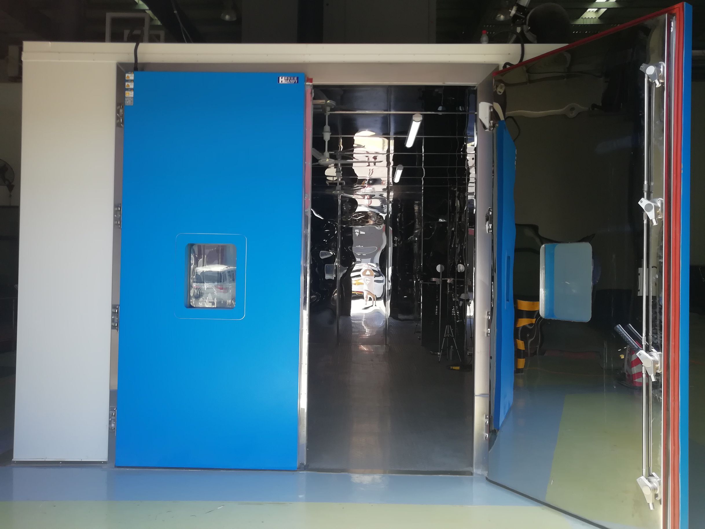 整車車內(nèi)VOC環(huán)境檢測(cè)艙大門(mén)