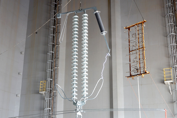 使用絕緣子人工污穢閃絡設備做閃絡試驗(圖2)